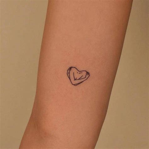 tatuaje de corazon pequeño|20 ideas de tatuajes pequeños y con forma de。